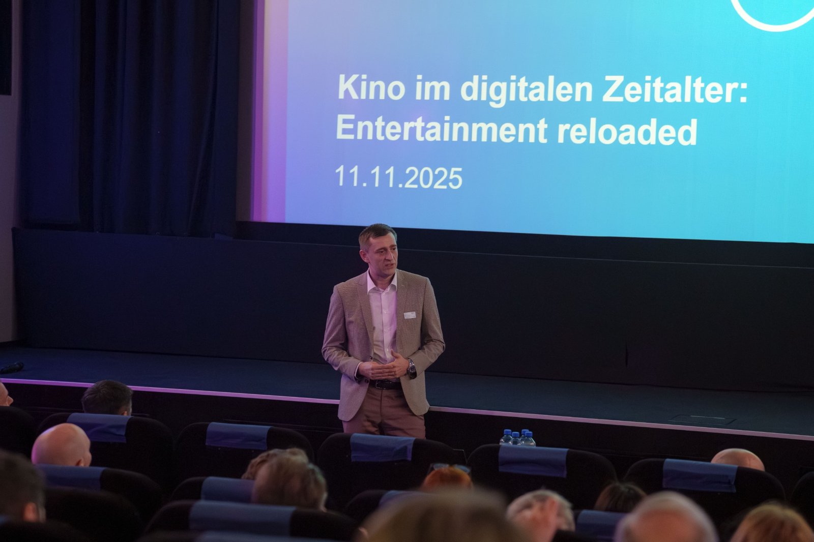 Pawel Heyne speaking at a business networking event in Zurich